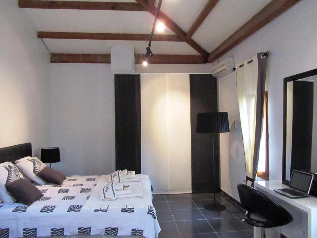 Le Mas Shabanou Bed and Breakfast Roquefort-les-Pins Esterno foto